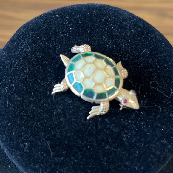 Crown Trifari gold tone green emerald ruby eyed turtle brooch vintage - Picture 1 of 5